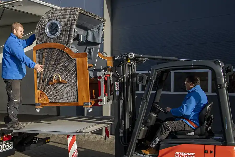 Strandkorb Verladung mit Gabelstapler