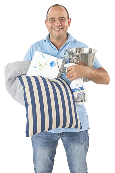 Mitarbeiter präsentiert das Strandkorb Zubehör