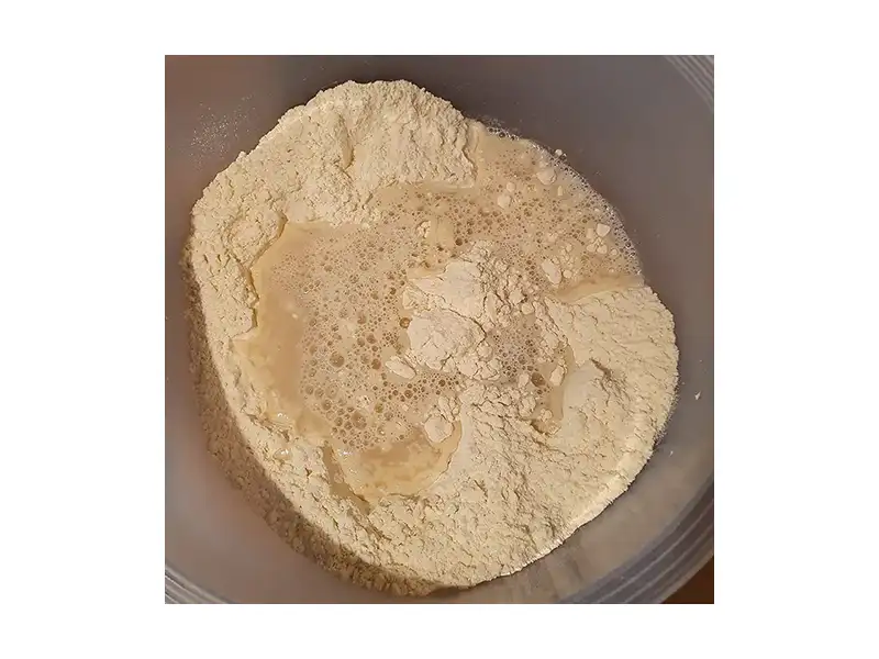 Wasser mit Hefe in der Schüssel