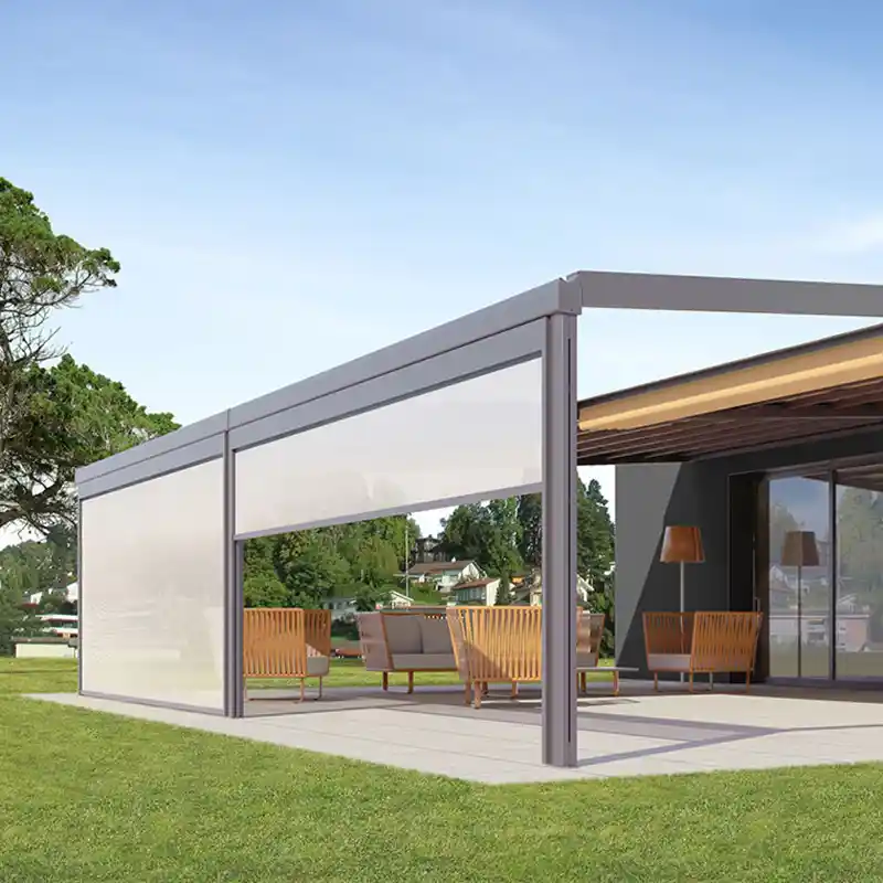 Terrassendach mit Senkrechtmarkise als Windschutz 