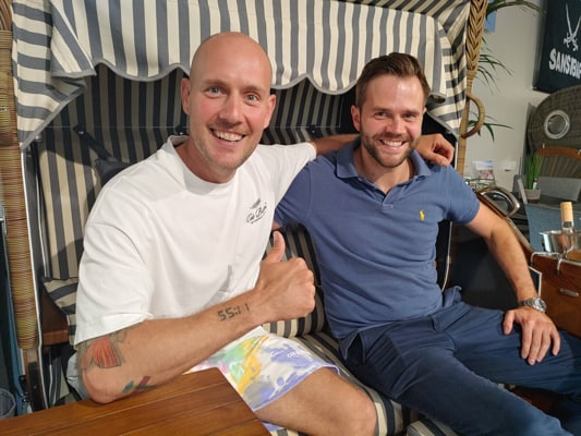 Oliver Petszokat mit Nils Gosebeck im Strandkorb