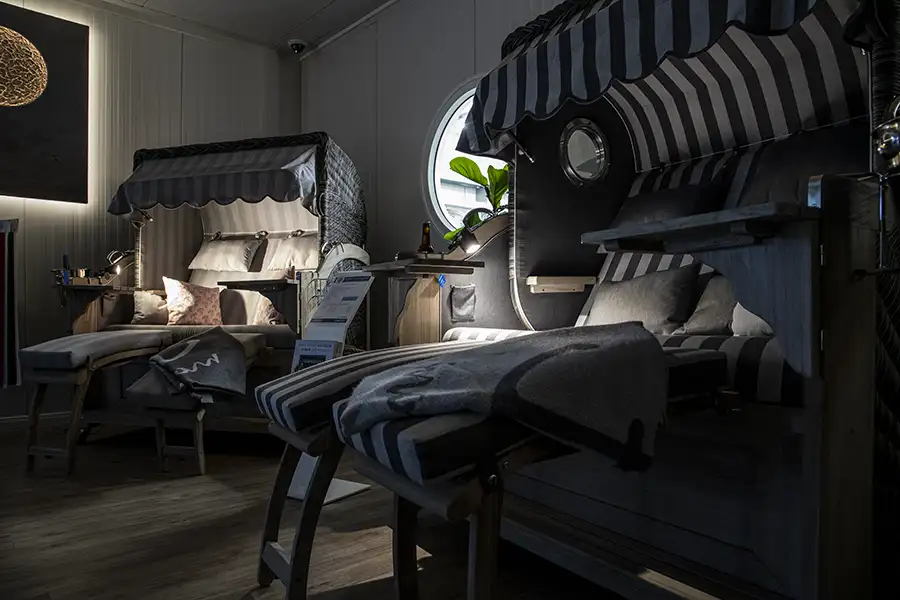 Lampe beleuchtet den Strandkorb im Showroom