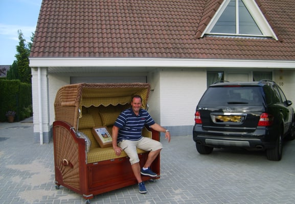 Huub Stevens im Strandkorb