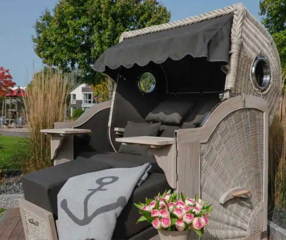 Strandkorb als Windschutz im Garten