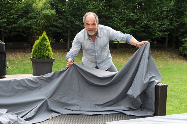 Marek Erhardt mit Abdeckhaube und Gartenmöbel