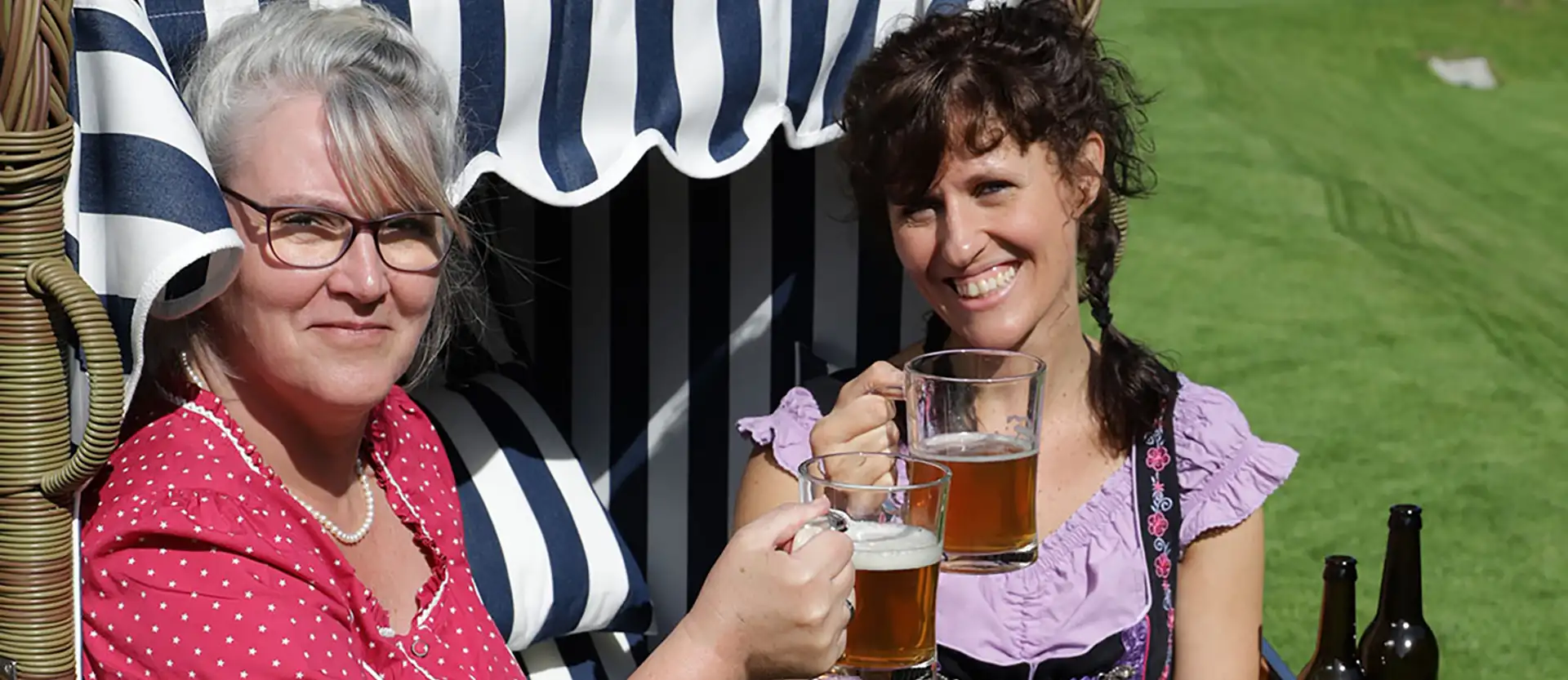 frauen-prosten-im-strandkorb