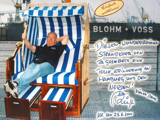 HSV Masseur und Legende Hermann Rieger im Strandkorb