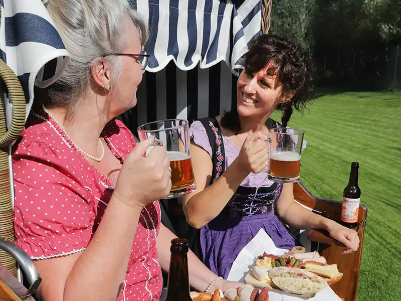 bier-brotzeit-dirndl-strandkorb