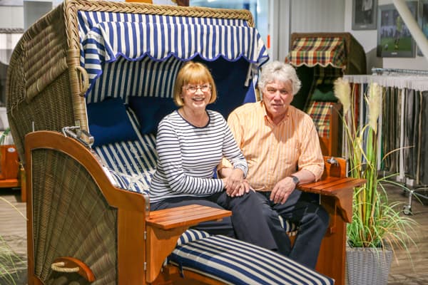 Rolf Zuckowski und ehefrau im Strandkorb